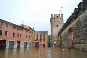 Un'immagine dell'alluvione di marzo 2011 a Soave