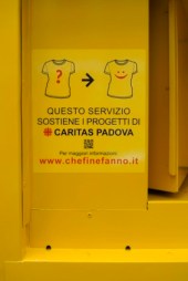 Nuova scritta cassonetto Caritas