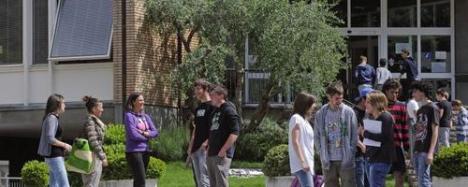 Istituto Agrario di S.Michele. Studenti in pausa.