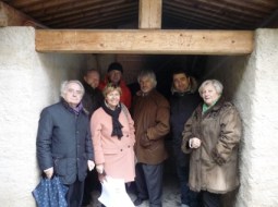 arte del direttivo ARGAV con Emanuela Perin e Andrea Danzo (presidente e consigliere ProValdagno) davanti al forno contrada Danzo