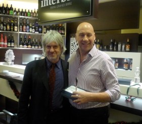 Fabrizio Stelluta omaggia Sandro Vecchiato con la penna ARGAV