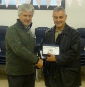 Fabrizio Stelluto dona penna Argav a sindaco Segusino