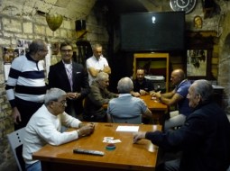 Pinuccio Fazio con giocatori carte baresi