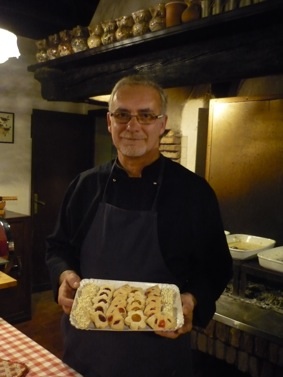 Efrem Tassinato con i dolcetti di Pontelongo