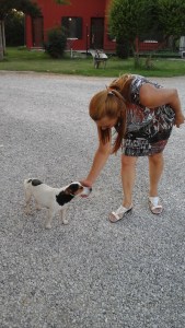 Il cagnolino Argo e la signora Barbara Sturaro