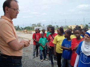 Claudio Scotto con una scolaresca in visita all'azienda