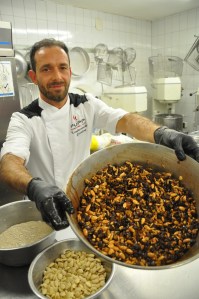 Il pasticcere Christian Pupp prepara l'impasto dello Zelten