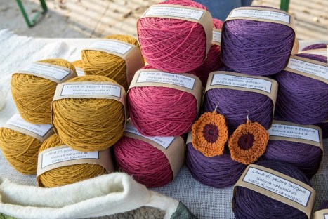 Filati ottenuti con lana di Brogna e tinti con colori naturali