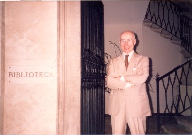 Demetrio Zaccaria all'ingresso della biblioteca copia