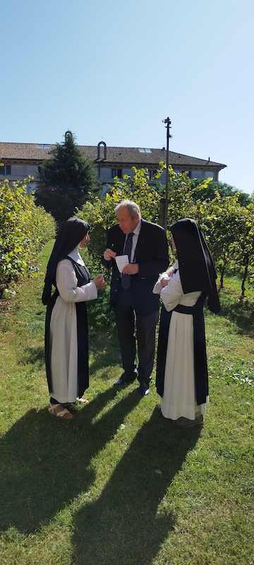 Foto 2 Suore con vigna